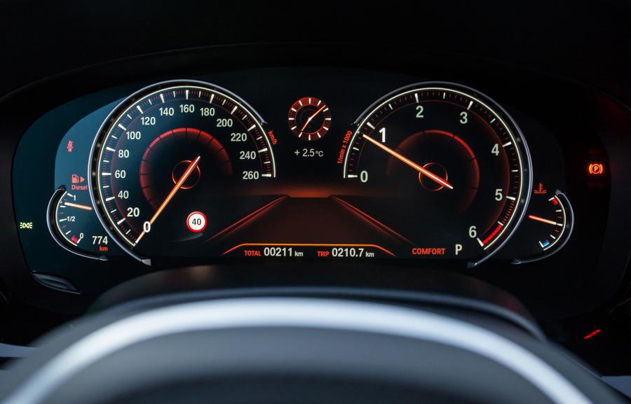 Панель приборов BMW 520d Sedan M Sport 2017 года  (WW) (фото 38 из 40)